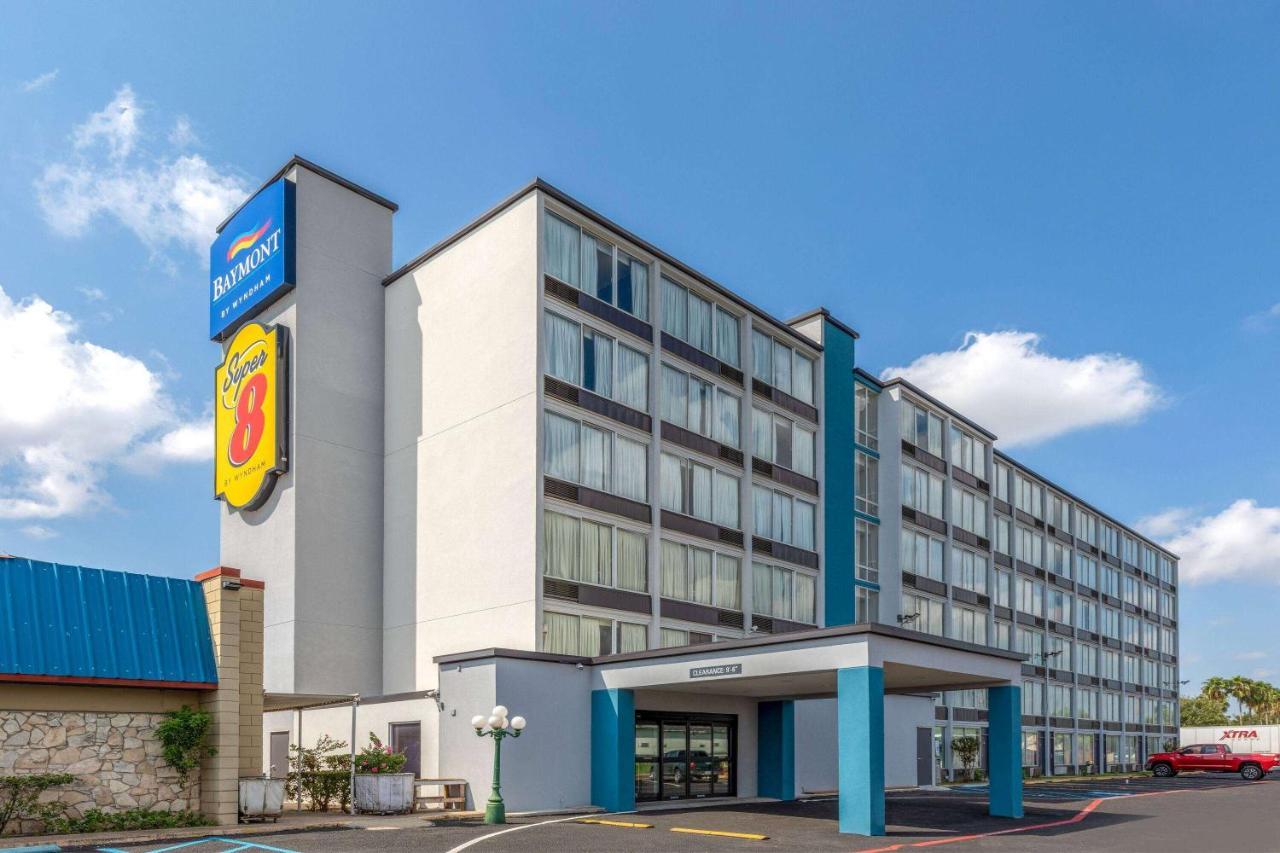Baymont By Wyndham Laredo Hotel Exterior photo