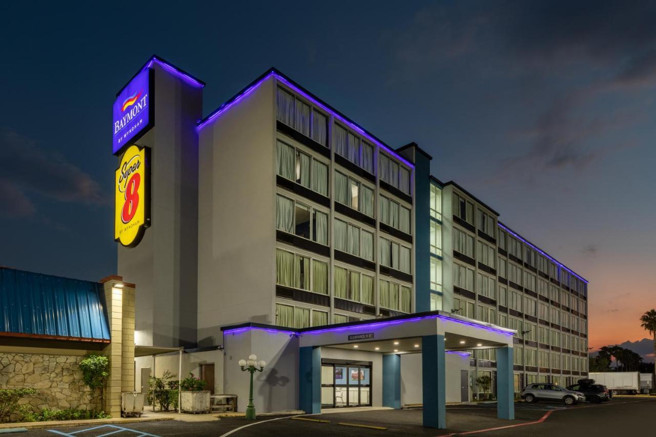 Baymont By Wyndham Laredo Hotel Exterior photo